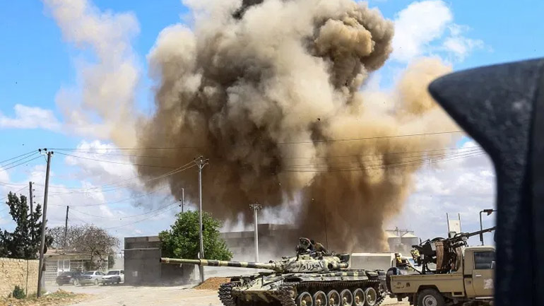 Λιβύη: Τουλάχιστον 28 νεκροί από αεροπορική επιδρομή εναντίον στρατιωτικής σχολής στην Τρίπολη