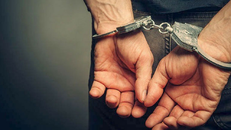 Χειροπέδες σε άτομο που είχε στην κατοχή του σιδηρογροθιά πριν τον αγώνα Άρης-ΠΑΟΚ