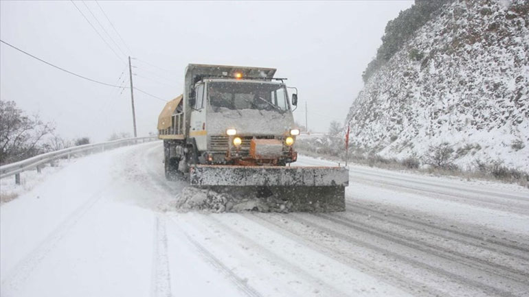 Ξεκίνησε να χιονίζει προς Δομοκό, Μπράλο και Καρπενήσι