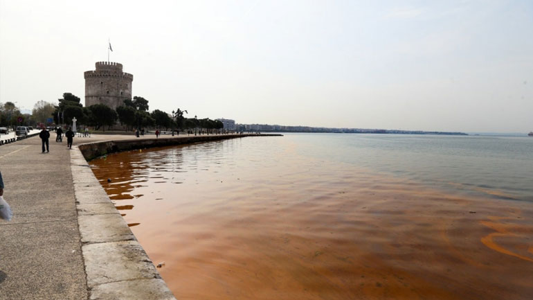 Περισσότερα από 800 κιλά απορριμμάτων «ψαρεύτηκαν» από τον Θερμαϊκό