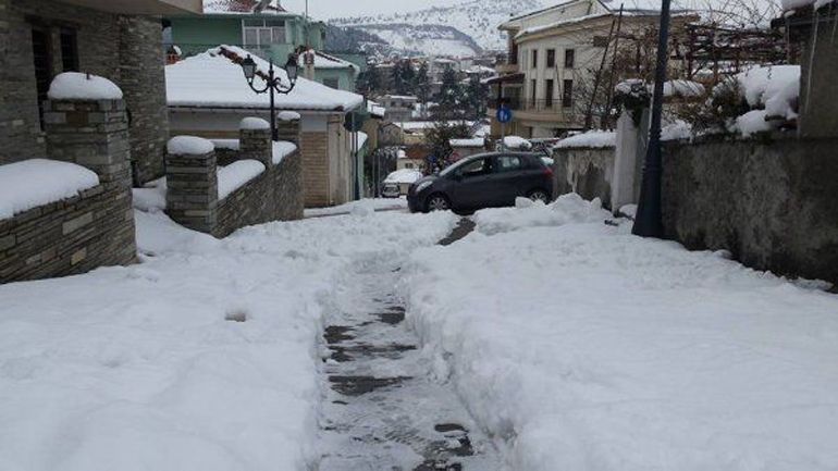Ξεκίνησε η επέλαση του «Ηφαιστίωνα»: Χιονίζει στην Κοζάνη – Στα λευκά ο Χορτιάτης – Σε επιφυλακή η Πάτρα