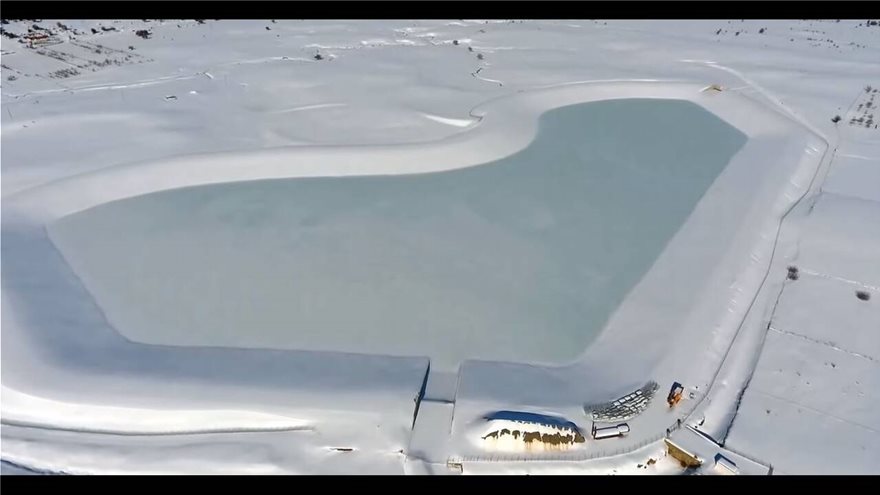 Χιόνι έπεσε στον ορεινό Ομαλό του νομού Χανίων έχει επίσης δημιουργήσει ένα λευκό τοπίο, με την τεχνητή λίμνη του Ο.Α.Κ. να έχει παγώσει