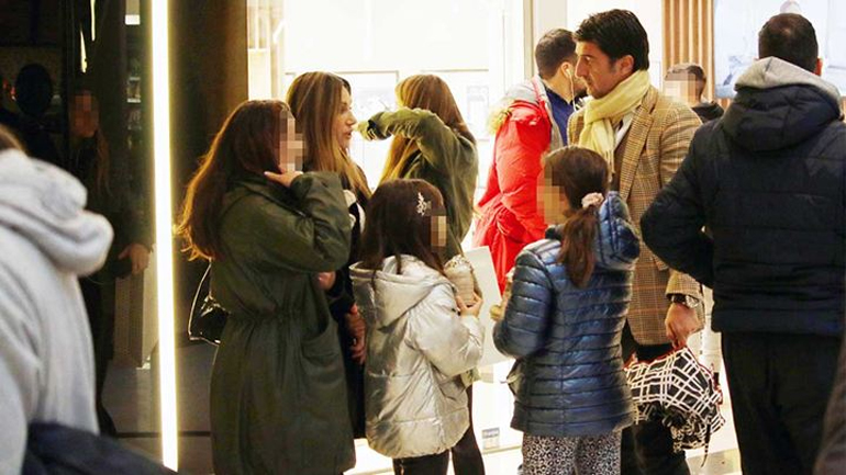 Ελένη Πετρουλάκη-Ίλια Ίβιτς: Σπάνια δημόσια εμφάνιση με τις κόρες τους