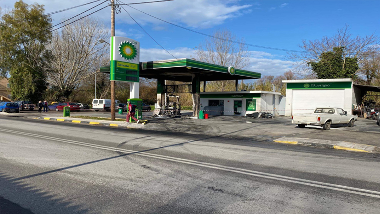 Παρανάλωμα του πυρός έγινε αυτοκίνητο που έπεσε σε βενζινάδικο – Σώος ο οδηγός