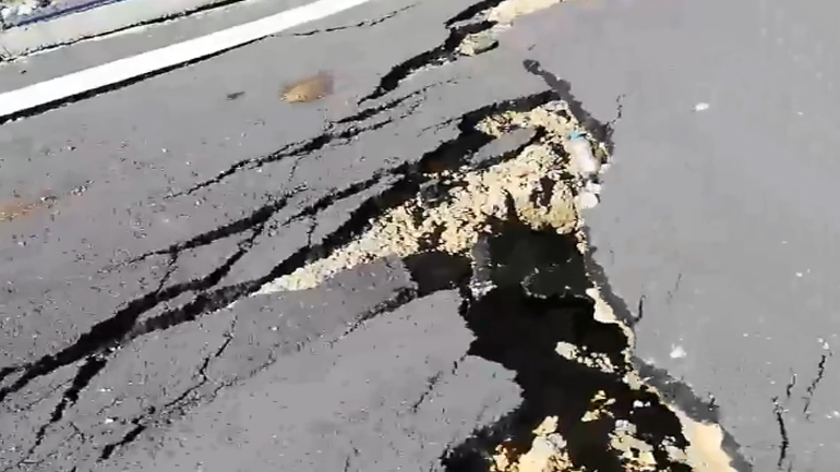 Άνοιξε στα δύο καινούργιος δρόμος με την πρώτη μπόρα