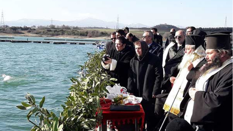 Δ.Μακεδονία: Πολλοί οι τολμηροί που έπεσαν για να πιάσουν το σταυρό στα παγωμένα νερά των λιμνών και ποταμών