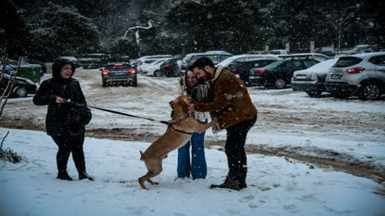 Το έστρωσε σε Διόνυσο και Ιπποκράτειο Πολιτεία