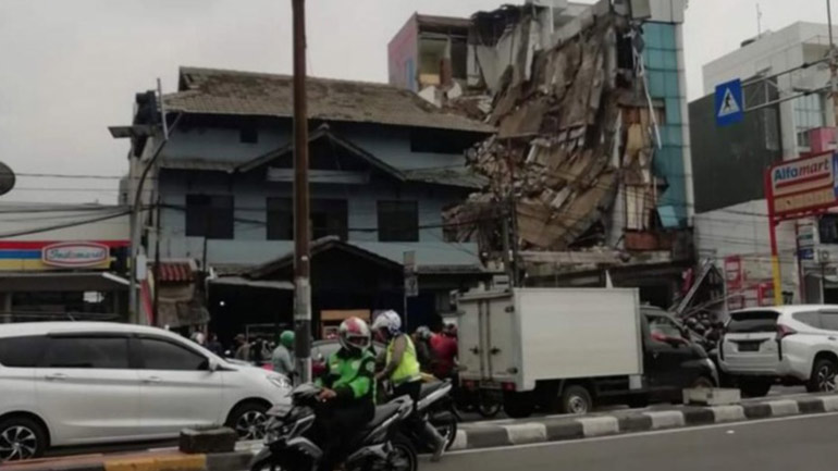 Ινδονησία: Πενταώροφο κτήριο κατέρρευσε στην Τζακάρτα