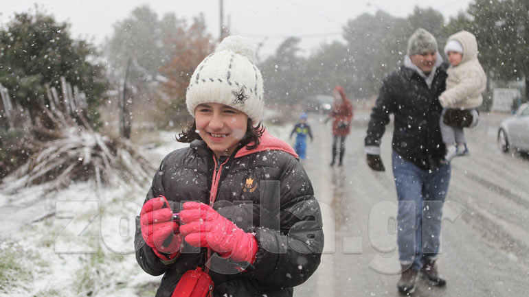 Έντονη χιονόπτωση στην Πεντέλη