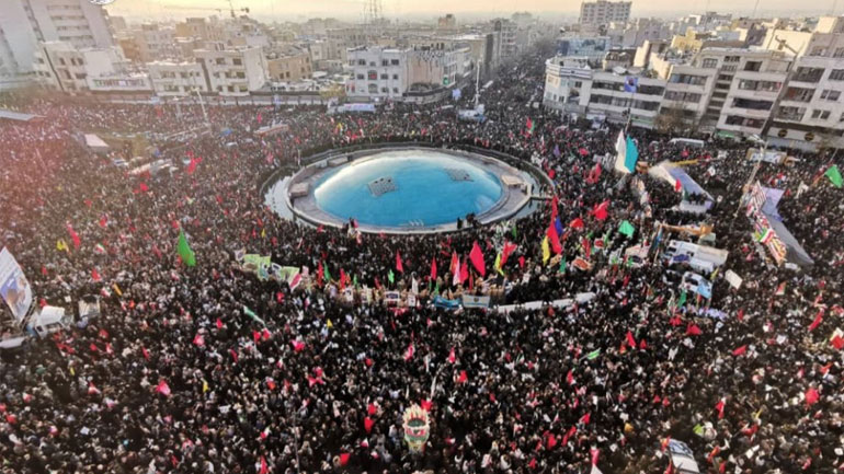 Πλήθος κόσμου στην κηδεία Σουλεϊμανί: Ο αγιατολάχ Χαμενεΐ ηγήθηκε της προσευχής – Η κόρη του στρατηγού προειδοποίησε τις ΗΠΑ