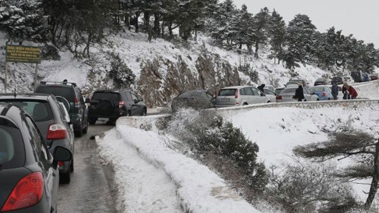 Διακοπή της κυκλοφορίας στην περιφερειακή Πεντέλης – Χρειάζονται αντιολισθητικές αλυσίδες σε τμήματα της Αθηνών – Θήβας