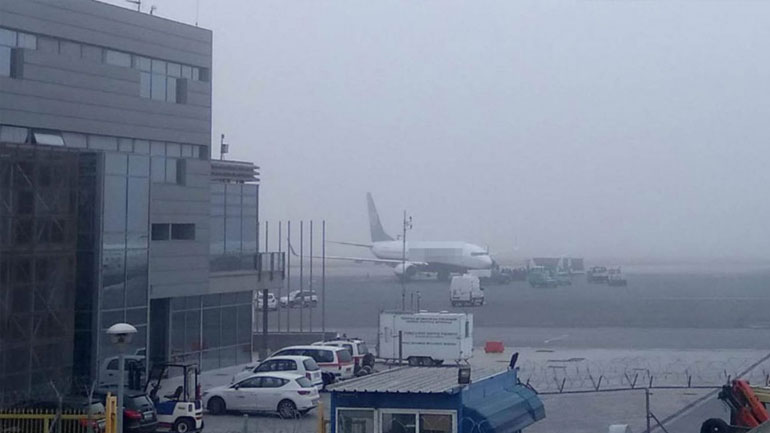 Κακοκαιρία: Έκτακτη προσγείωση αεροπλάνου στο αεροδρόμιο Μακεδονία