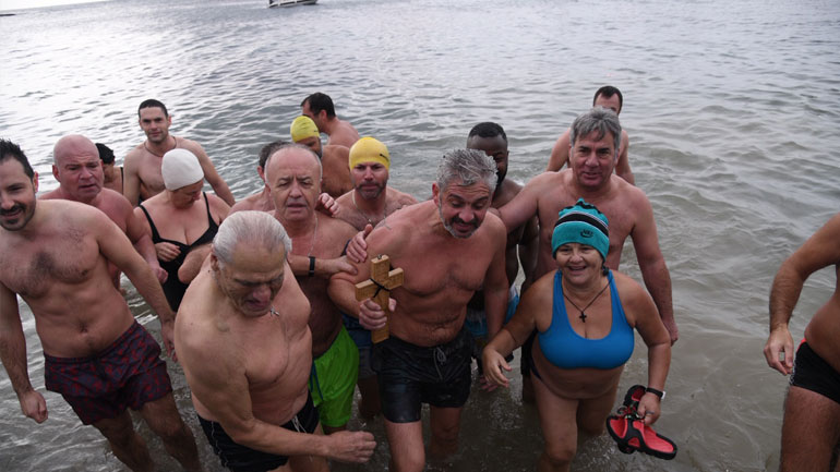 Θεοφάνεια στο Παλαιό Φάληρο: Αψήφισαν το ψύχος και πήδηξαν για τον Σταυρό