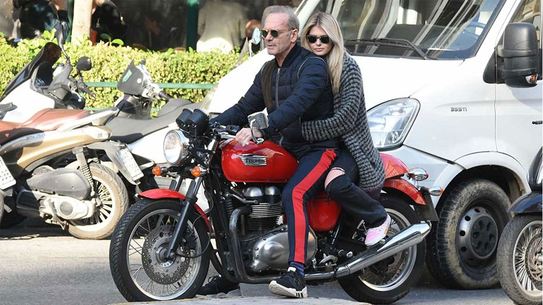 Πέτρος Κωστόπουλος: Μπαμπάς και κόρη βόλτα με τη μηχανή Πέτρος Κωστόπουλος: Μπαμπάς και κόρη βόλτα με τη μηχανή