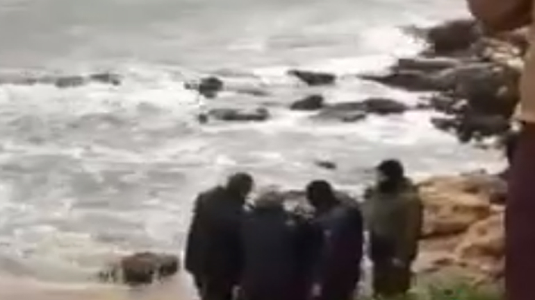 Εικόνες από τη διάσωση του κωπηλάτη εν μέσω σφοδρών ανέμων