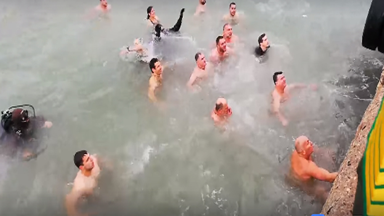 Μια γυναίκα στα παγωμένα νερά για τον Σταυρό στο Ηράκλειο Κρήτης