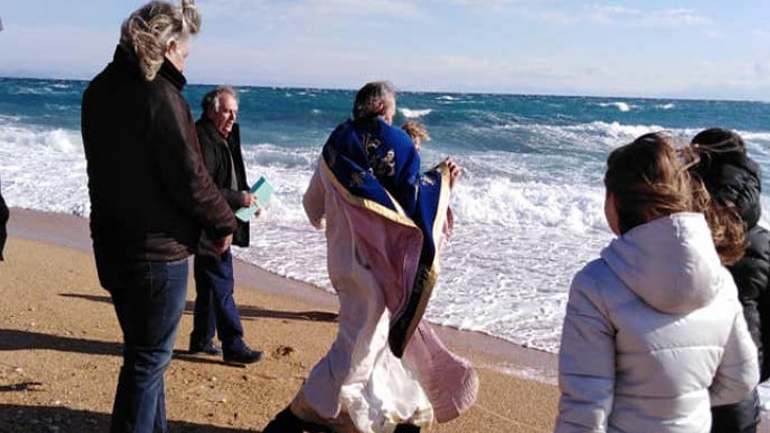 O μανιασμένος άνεμος έριξε στην θάλασσα τον παπά στον αγιασμό των υδάτων