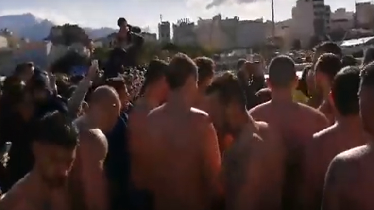 Συγκίνηση στον αγιασμό υδάτων στην Πάτρα: Οι κολυμβητές έψαλαν τον Εθνικό ύμνο