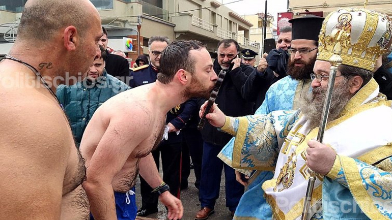 Με 10 μποφόρ και μανιασμένα κύματα ο αγιασμός των υδάτων στη Χίο