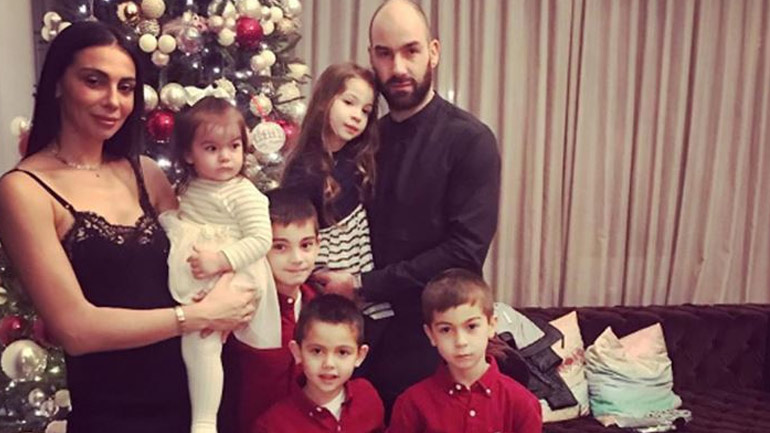 Ολυμπία Χοψονίδου: Βούτηξε με τα παιδιά της για τον Σταυρό λίγους μήνες πριν γεννήσει