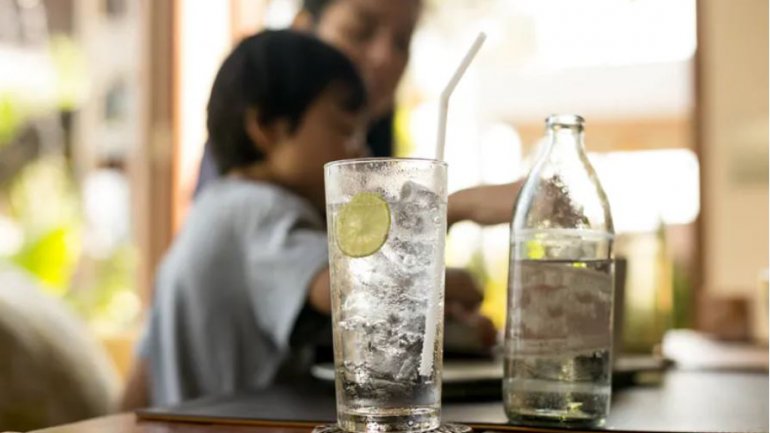 Γιατί πρέπει να αποφεύγετε το ανθρακούχο νερό