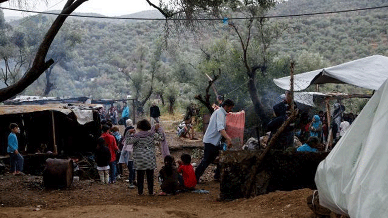 Ένταση στη Μόρια: Μετανάστες έκλεισαν τον δρόμο με αίτημα την παροχή ηλεκτρικού ρεύματος
