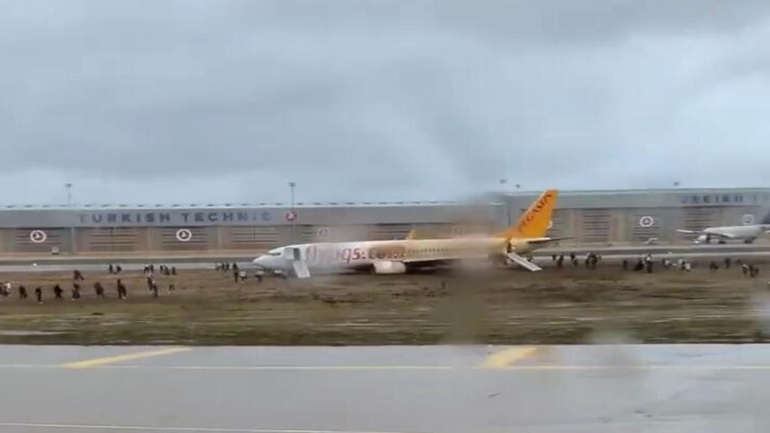Πανικός στην Κωνσταντινούπολη: Στις λάσπες κατέληξε επιβατικό αεροπλάνο