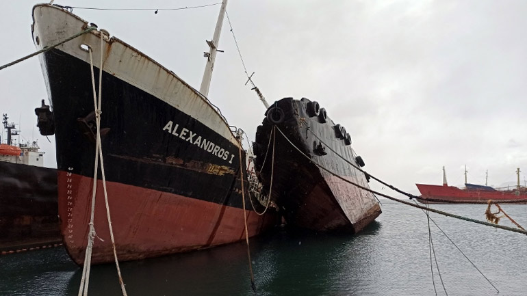 Ημιβυθίστηκε το ναρκοπλοίο Noor 1 στον όρμο της Βλύχας στην Ελευσίνα