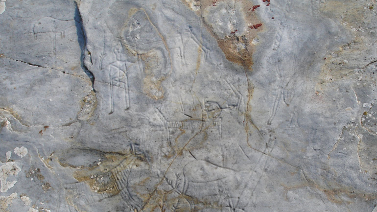 Καβάλα: Άγνωστοι καταστρέφουν πανάρχαιες βραχογραφίες στο Παγγαίο με συρματόβουρτσα