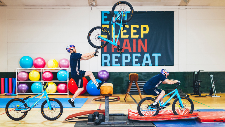 Ο Danny MacAskill πήγε στο γυμναστήριο