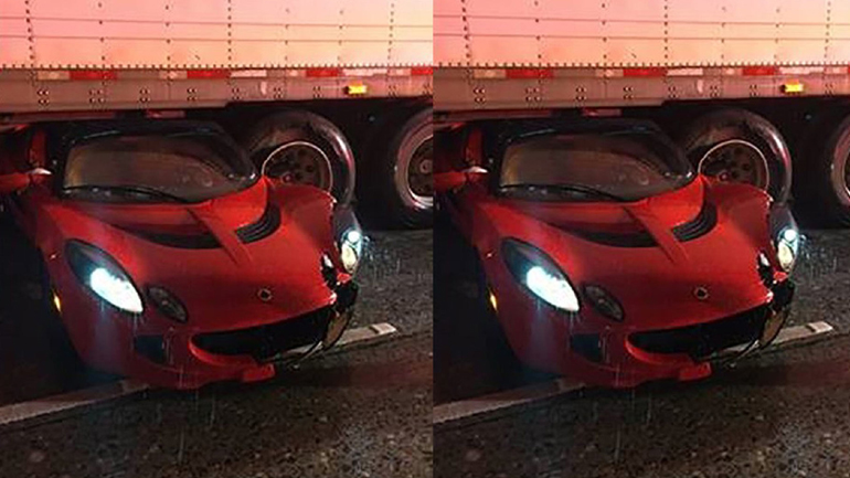 Lotus σφήνωσε κάτω από φορτηγό Lotus σφήνωσε κάτω από φορτηγό