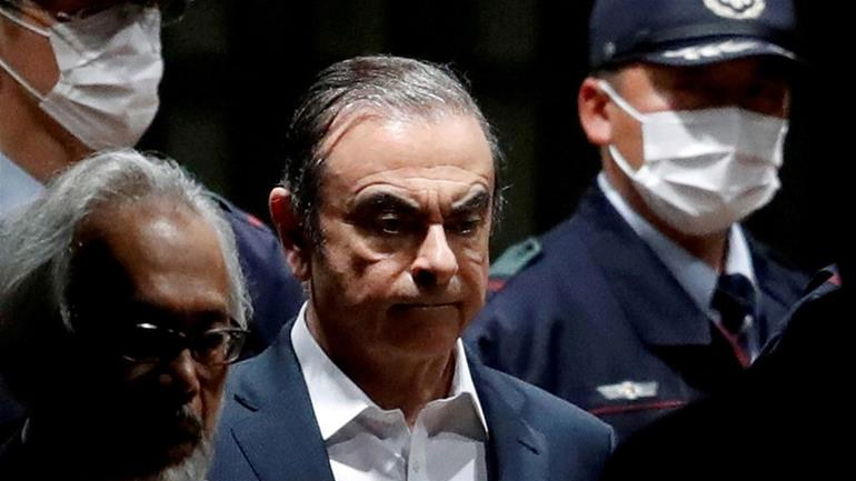 Η κινηματογραφική απόδραση του αφεντικού της Nissan – Κρύφτηκε σε θήκη μουσικού οργάνου