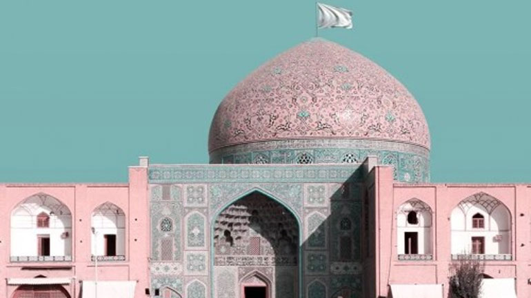 Καλλιτέχνης «ύψωσε» λευκή σημαία στα ιστορικά μνημεία του Ιράν