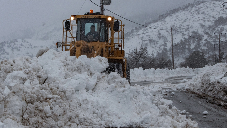 Επιμένει ο «Ηφαιστίωνας» στην Κρήτη – Παγωνιά σε όλη την Ελλάδα