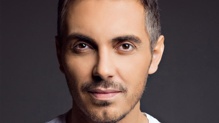 Ο Μιχάλης Χατζηγιάννης ερμηνεύει το τραγούδι του «Καφέ της χαράς»