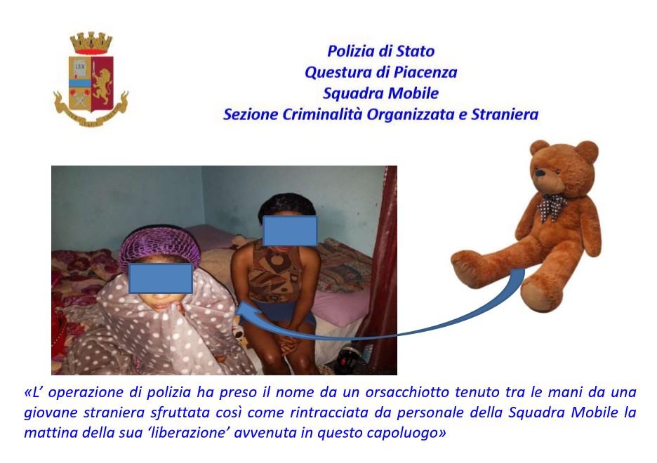 Στα δεξιά η ανήλικη η οποία συνεργάστηκε με την Αστυνομία και κρατούσε στα χέρια της το αρκουδάκι. ( Από την παρουσίαση της επιχείρησης)