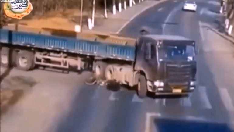 Θα έπρεπε να είναι νεκρός: Τύχη βουνό για ποδηλάτη που παρασύρθηκε από φορτηγό