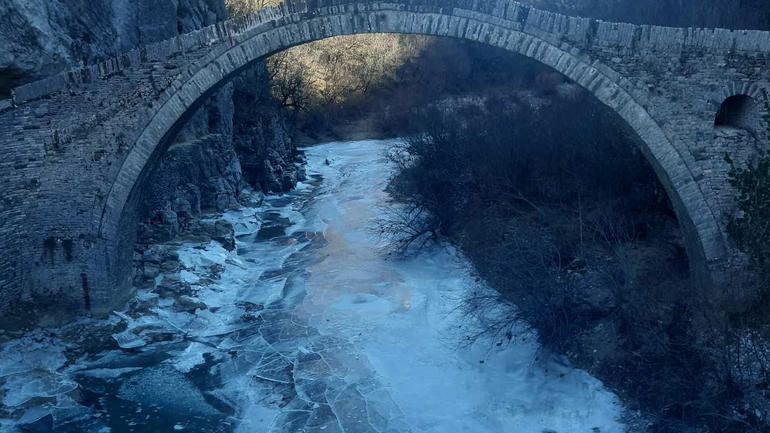 Ιωάννινα: Πάγωσε το ποτάμι στο Ζαγόρι