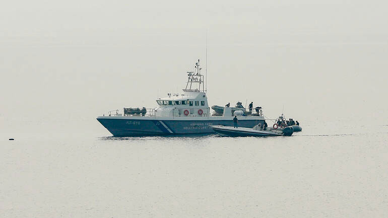 Σε εξέλιξη η ρυμούλκηση του φορτηγού πλοίου «AEOLOS» στον όρμο Βάτικα Νεάπολης Βοιών