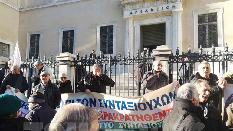 Στο ΣτΕ το ζήτημα των αναδρομικών και οι περικοπές των συντάξεων Στο ΣτΕ το ζήτημα των αναδρομικών και οι περικοπές των συντάξεων
