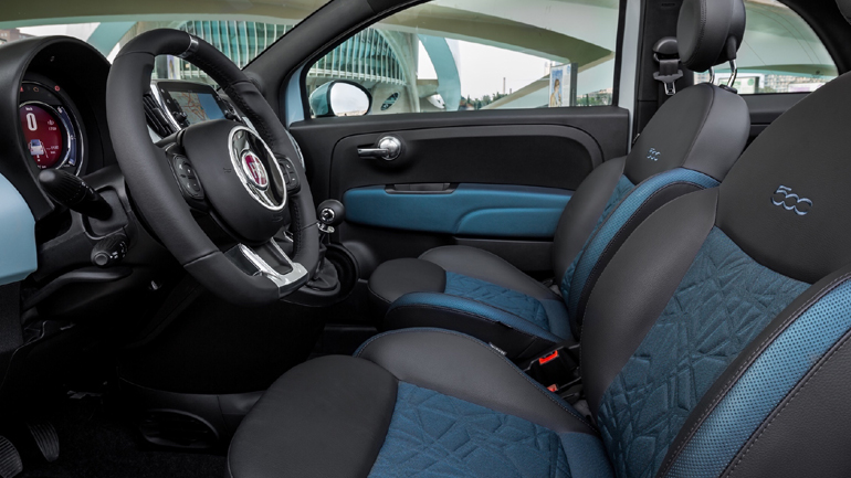 Τα καθίσματα των 500 και Panda Hybrid είναι από 100% ανακυκλωμένο πλαστικό Τα καθίσματα των 500 και Panda Hybrid είναι από 100% ανακυκλωμένο πλαστικό