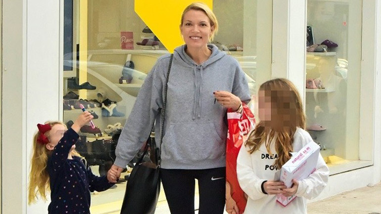 Βίκυ Καγιά: Βόλτα για ψώνια με την Μπιάνκα και τις φίλες της