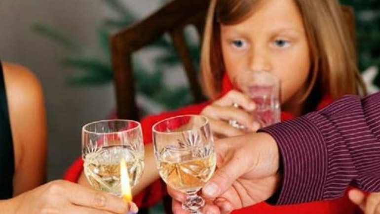 Yπεύθυνοι οι γονείς για τον εθισμό των παιδιών με το αλκοόλ