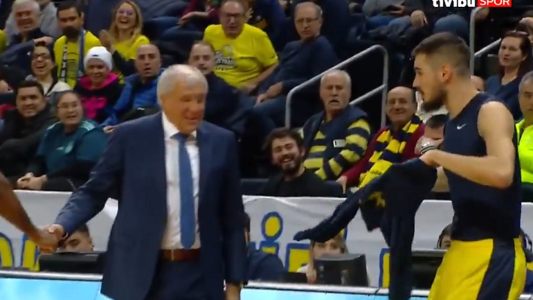 Ο Κάλινιτς ξέχασε τη φανέλα του και ο Ομπράντοβιτς ακύρωσε την αλλαγή του!