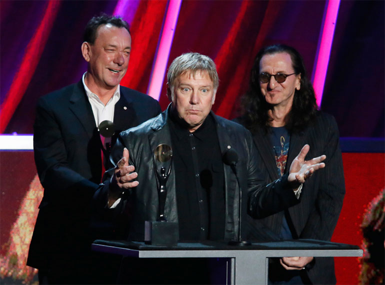 Neil Peart, Alex Lifeson και Geddy Lee κατά την τελετή εισόδου των Rush στο Rock n Roll Hall Of Fame - AP Photo