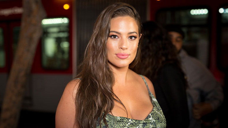 Η Ashley Graham χορεύει αισθησιακά στον 9ο μήνα της εγκυμοσύνης της