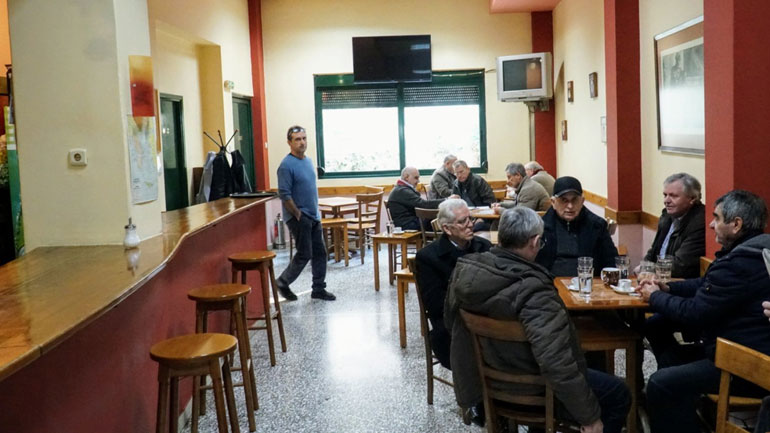 Τον Φεβρουάριο θα ανοίξει το πρώτο καφενείο για καπνιστές στη Λάρισα