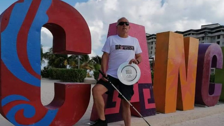 Η ιστορία του 57χρονου Χρήστου Κορομηλά που έχασε την όρασή του και έγινε πρωταθλητής κολύμβησης