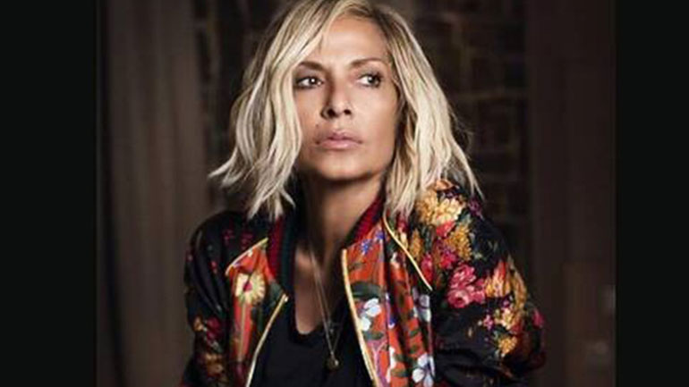 Άννα Βίσση: «Στο σχολείο δεν έλεγα ότι τραγουδούσα. Φοβόμουν ότι δεν…»