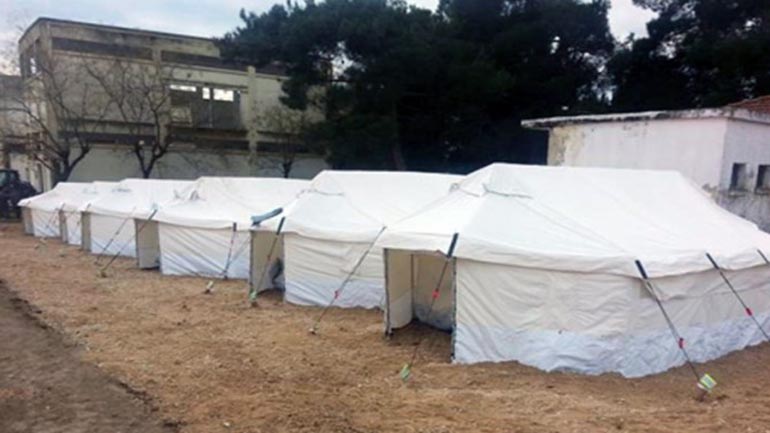 Λαμία: Επιφυλάξεις από τη δημοτική αρχή για τη λειτουργία hot spot με πρόχειρα καταλύματα